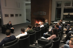 2020 Studierende und Votragender des Seminars sitzen voreinander in Sesseln