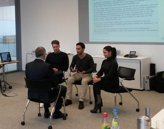 Training für den tkmc drei Studierende mit einem Lehrendem