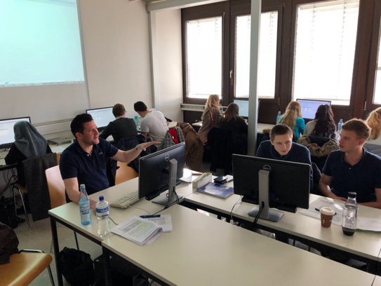 2018 SAP Seminar 2018 Studierende vor dem Computer beim SAP Seminar