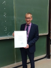 Prof. Dr. Hoffjan mit Urkunde